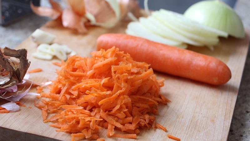 How to properly use carrot juice for a runny nose: recipes and recommendations