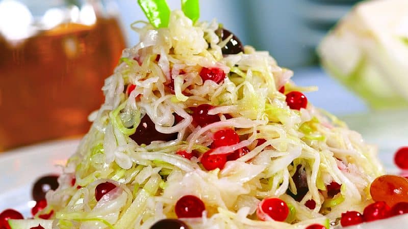 How to properly prepare sauerkraut with lingonberries