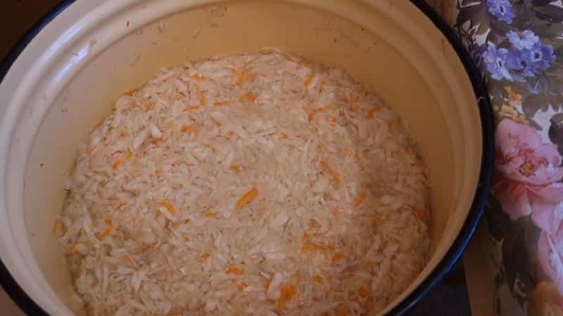 Instructions on how to properly salt cabbage for the winter in a saucepan with the addition of various ingredients