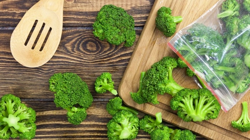 How to properly freeze broccoli for the winter at home: step-by-step instructions and use of the preparation