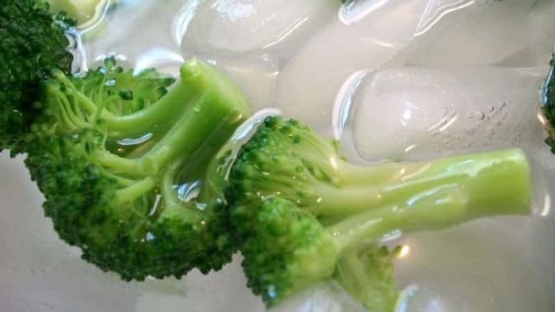 How to properly freeze broccoli for the winter at home: step-by-step instructions and use of the preparation