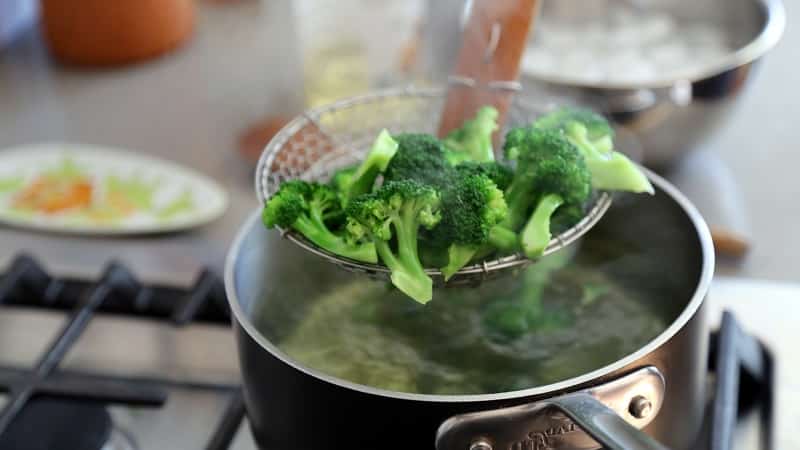 How to properly freeze broccoli for the winter at home: step-by-step instructions and use of the preparation