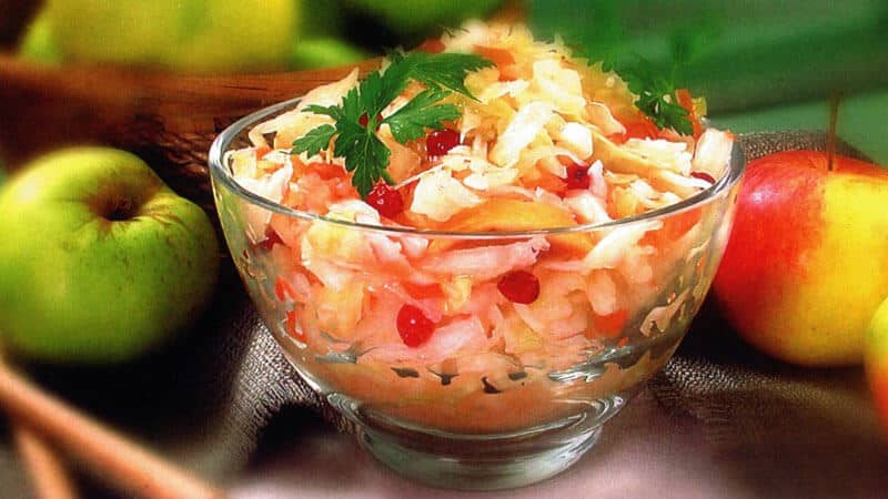 Delicious recipes for pickled cabbage in jars with apples for the winter, which are eaten instantly