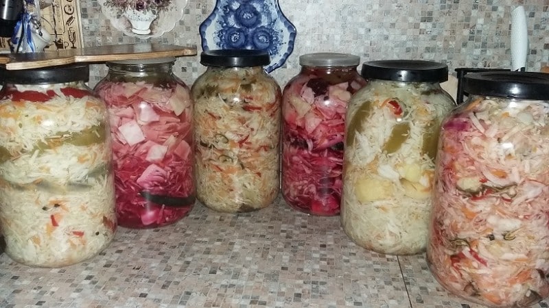 Delicious recipes for pickled cabbage in jars with apples for the winter, which are eaten instantly