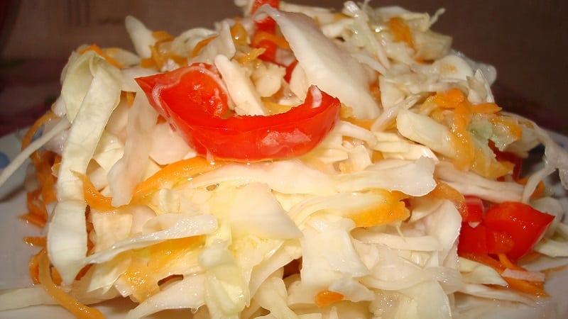 Step-by-step instructions on how to properly marinate cabbage with hot peppers: recipe variations