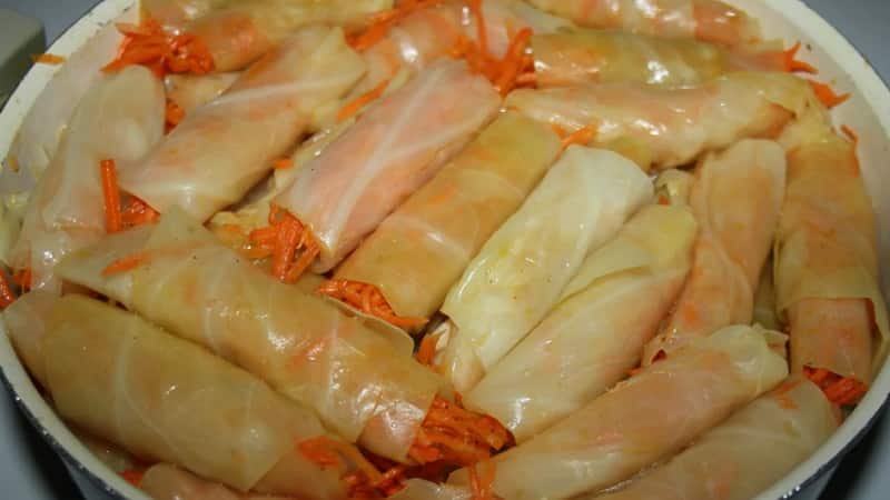 Step-by-step instructions on how to properly marinate cabbage with hot peppers: recipe variations