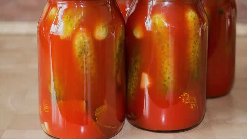 A simple way to prepare cucumbers with chili ketchup without sterilization