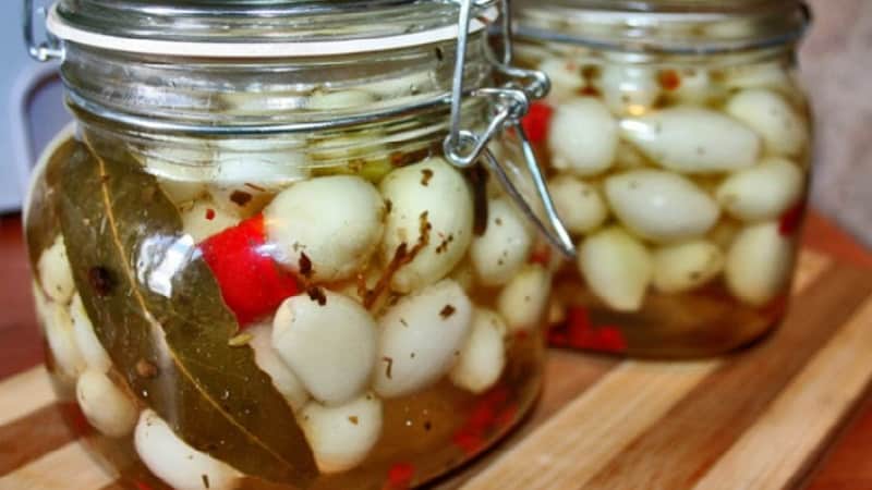 Onions in jars for the winter: how to pickle them correctly