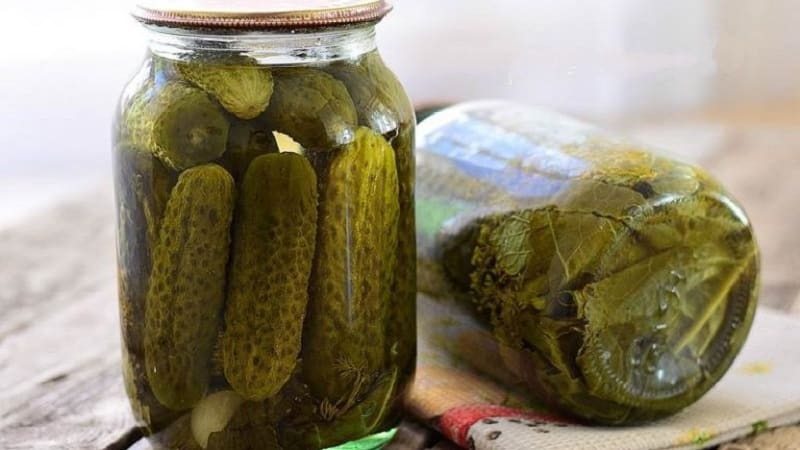 Crispy cucumbers in jars for the winter: recipes for pickling with vinegar