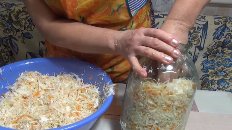 Simple but tasty ways to pickle cabbage without brine and features of its storage