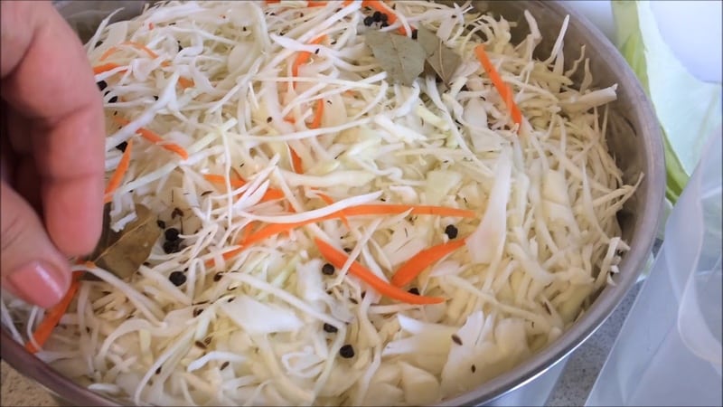 Simple but tasty ways to pickle cabbage without brine and features of its storage