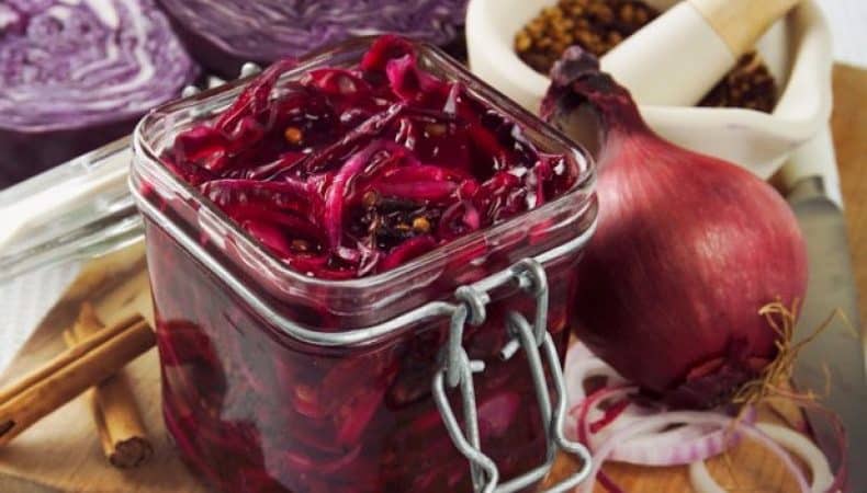 Simple and tasty ways to pickle red cabbage in jars for the winter