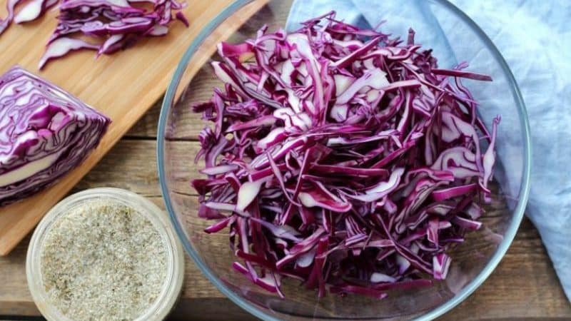 Simple and tasty ways to pickle red cabbage in jars for the winter