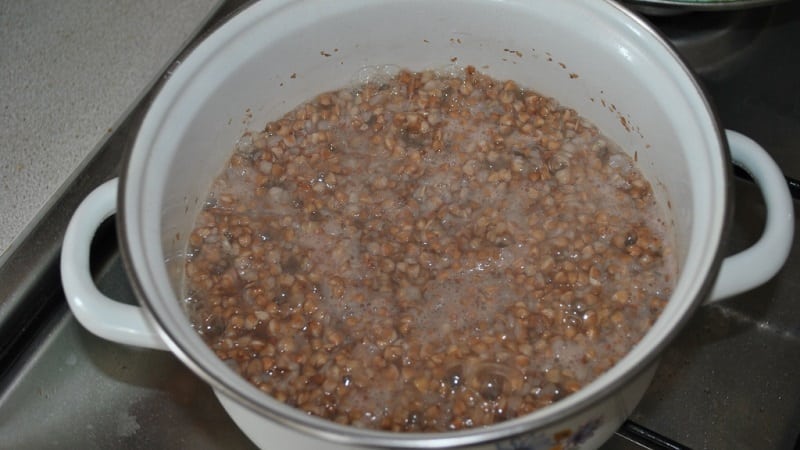 Shelf life of boiled buckwheat: how many days can it be stored in the refrigerator or at room temperature