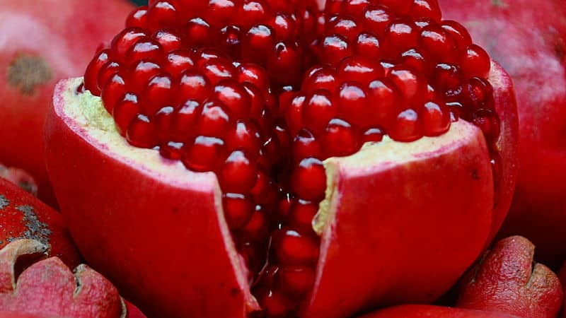 Is there a seedless pomegranate and how to distinguish it from a regular one?