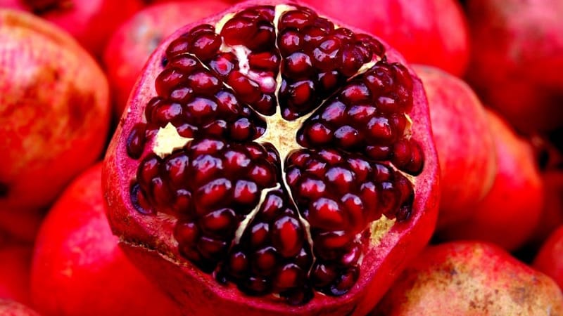 Is there a seedless pomegranate and how to distinguish it from a regular one?
