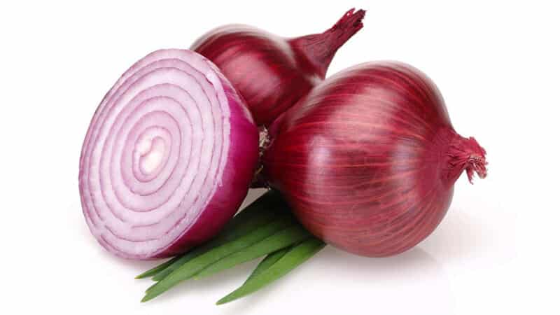 We compare the difference between red onions and regular ones and choose the best one