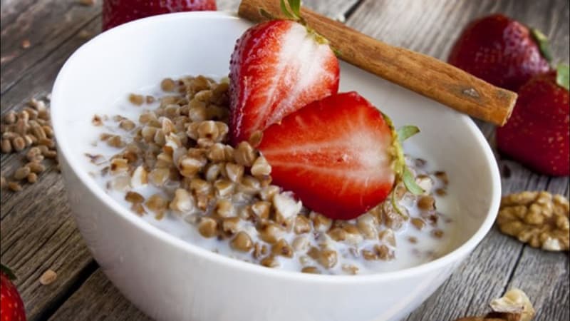 Calorie content and nutritional value of boiled buckwheat with milk