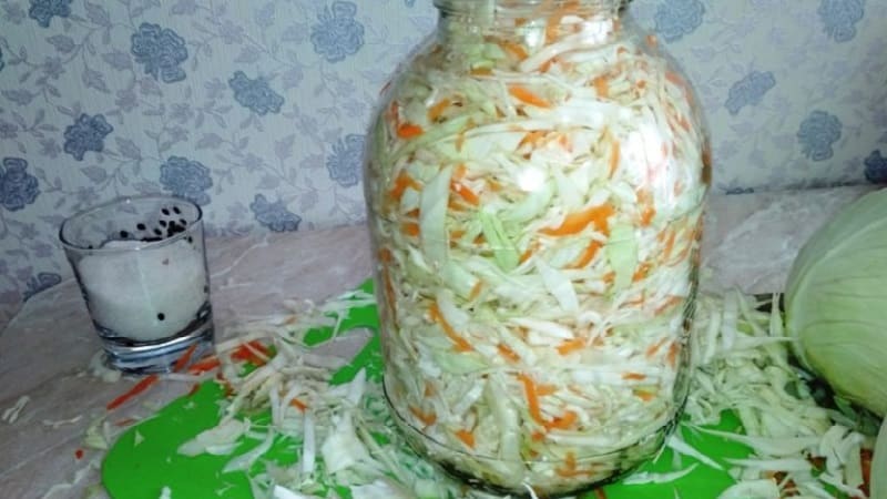 How to properly pickle cabbage so that it is crispy: recipes in jars and pans