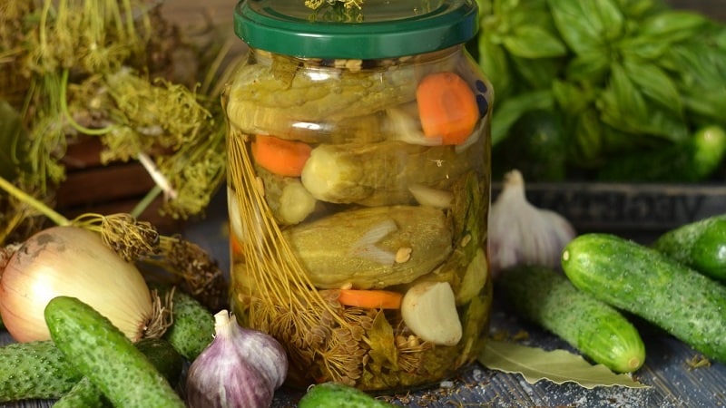 The most delicious recipes for crispy canned cucumbers from experienced housewives