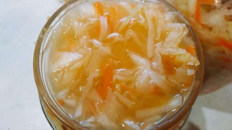 What are the benefits of sauerkraut juice for the face and how to prepare various masks with it?