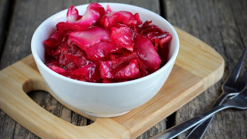 Cold salting cabbage in jars for the winter: recipes and storage recommendations