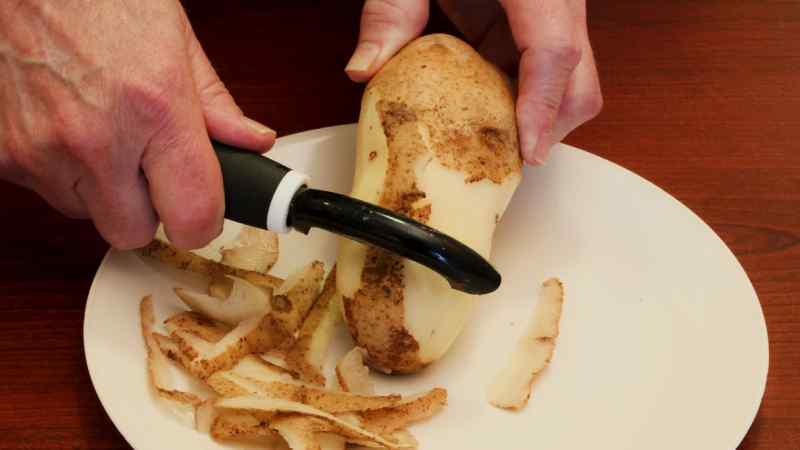 What are the advantages of manual potato peelers?