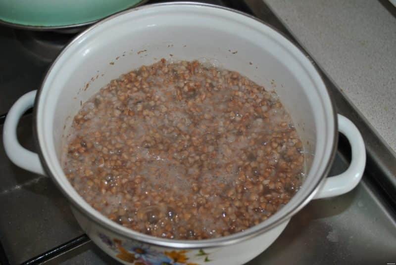 What kind of water should you add buckwheat to: boiling or cold?