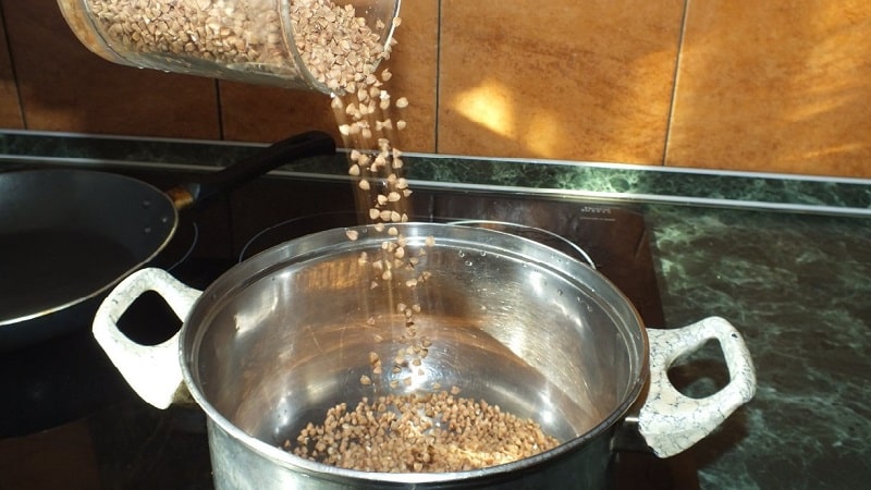 What kind of water should you add buckwheat to: boiling or cold?