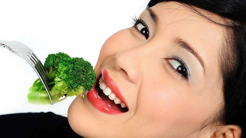 Is broccoli good for weight loss and in what form and quantity should it be included in the diet?