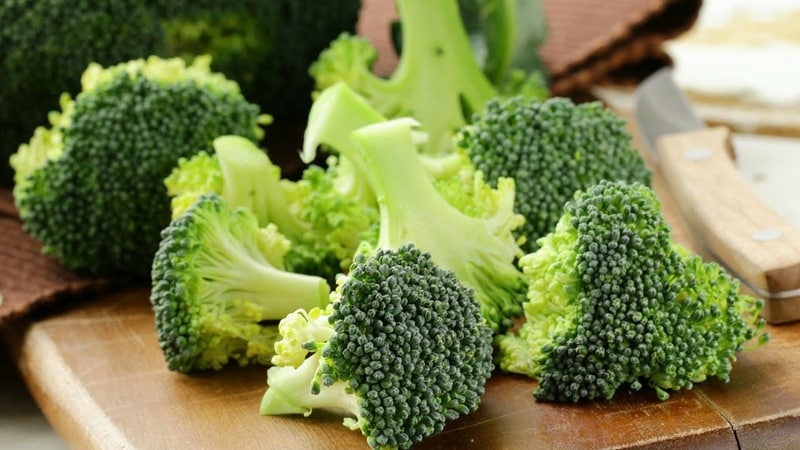 Is broccoli good for weight loss and in what form and quantity should it be included in the diet?