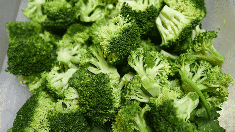 Is broccoli good for weight loss and in what form and quantity should it be included in the diet?