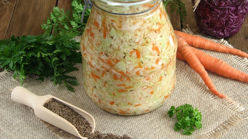 How to quickly cook cabbage with garlic in hot brine