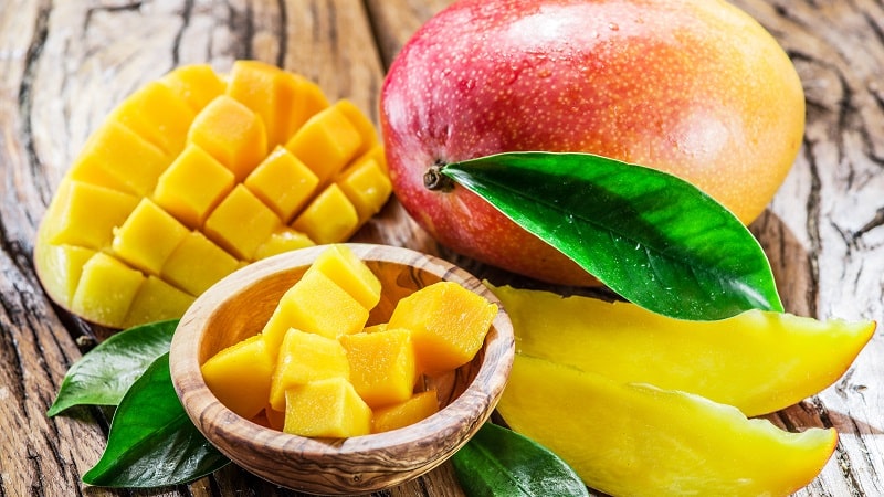 How to determine the degree of ripeness of a mango and ripen the fruit at home