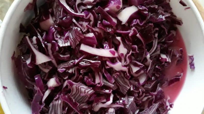 Recipes for pickled red cabbage with various ingredients
