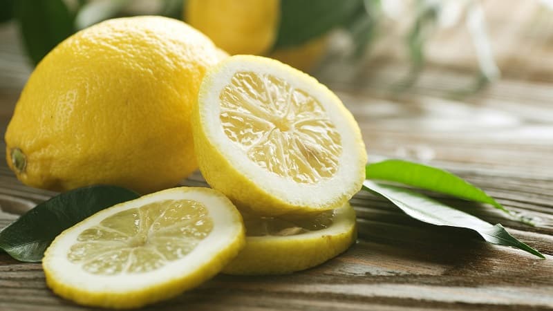 Who is it indicated for and what are the benefits of lemon for a woman’s body?