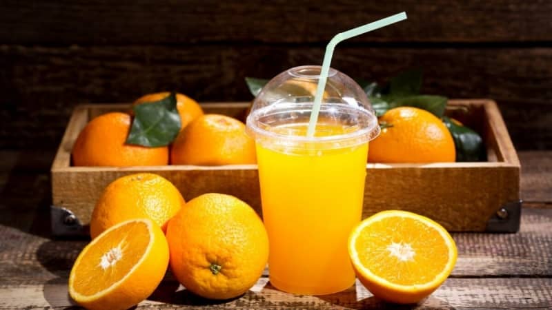 How many calories are in an orange and can you eat it while losing weight?