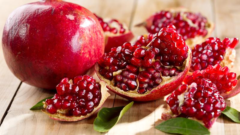 Is it possible to eat pomegranate at night and what harm and benefits can it cause?