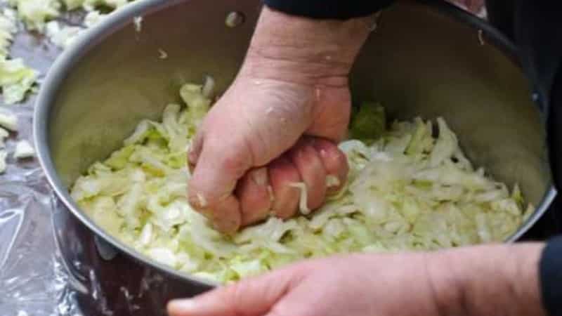 Is it possible to salt and ferment cabbage in a stainless pan?