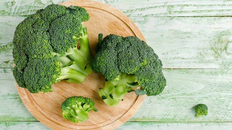 Is it possible to include broccoli in the diet while breastfeeding?