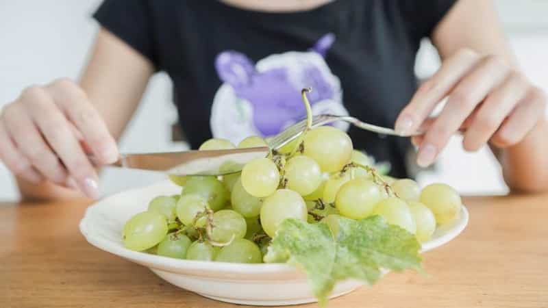 We fight excess weight without starving: is it possible to eat grapes while losing weight?