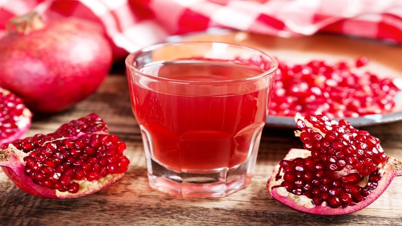 How to eat pomegranate correctly (with or without seeds): life hacks for easy peeling of the fruit