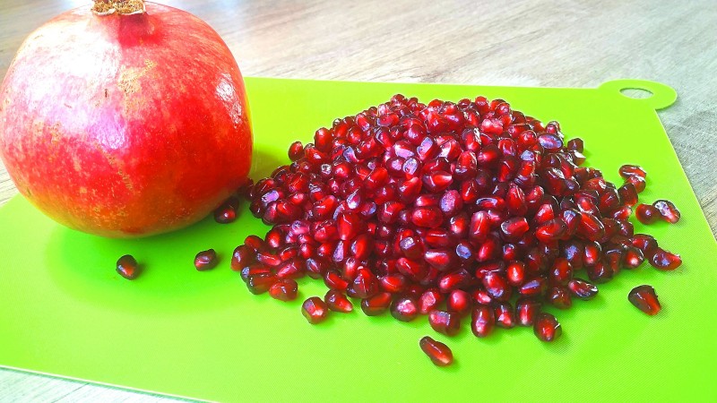 How to eat pomegranate correctly (with or without seeds): life hacks for easy peeling of the fruit