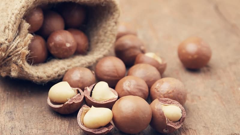 What does macadamia nut taste and smell like, and how to eat it correctly