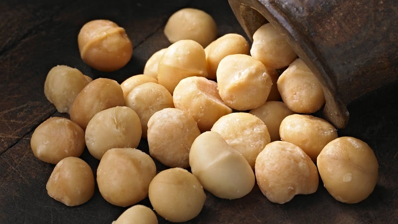 What does macadamia nut taste and smell like, and how to eat it correctly
