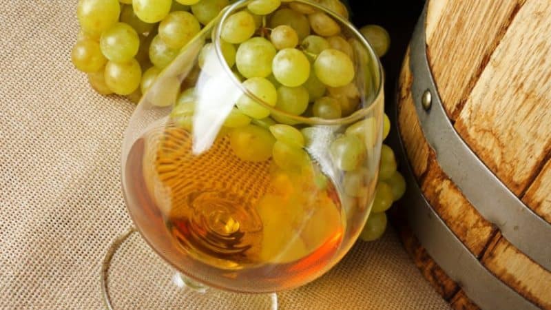 What French and Kuban grape varieties are cognac made from?