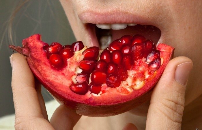 Pomegranate - consumption rates per day, can it be eaten with seeds?