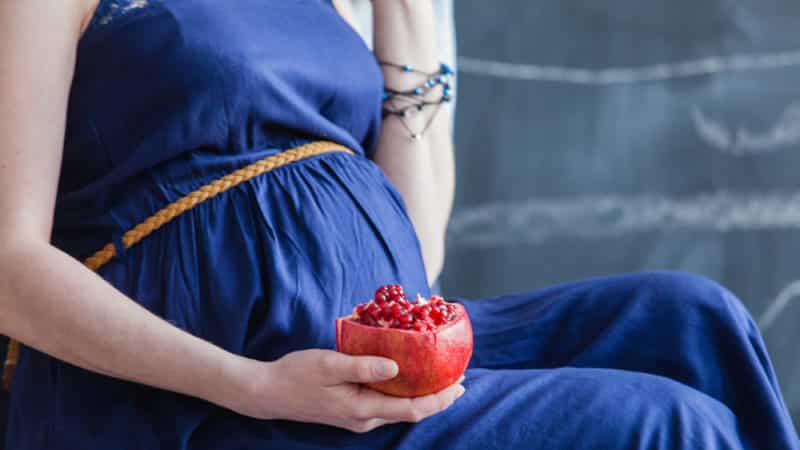 Pomegranate - consumption rates per day, can it be eaten with seeds?