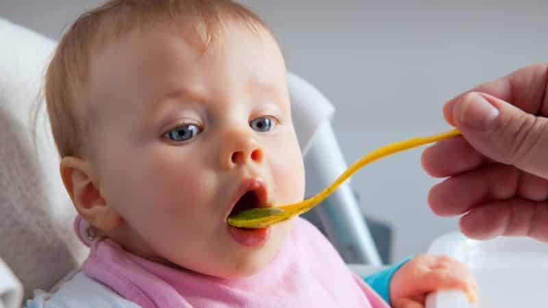 Is it possible for a young mother to eat Chinese cabbage while breastfeeding?