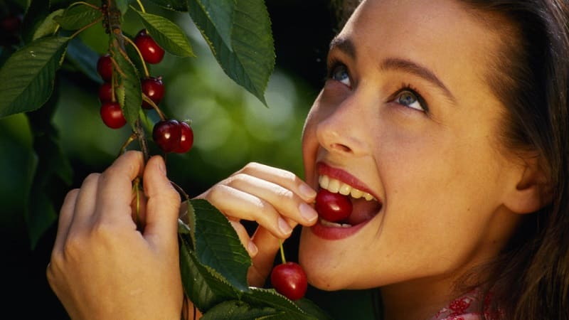 What are the benefits of cherries for a woman’s body?